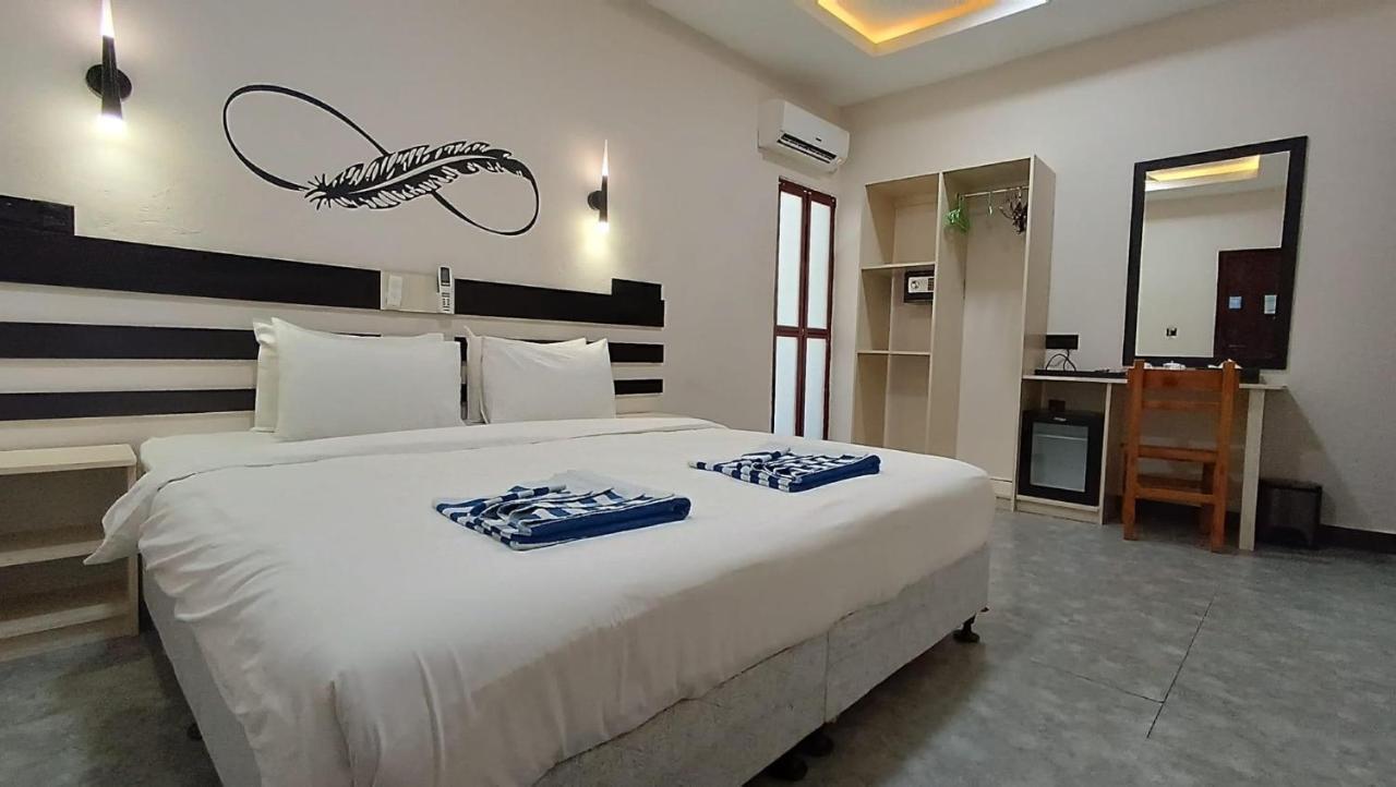 Infinity Dhiffushi Hotel Buitenkant foto